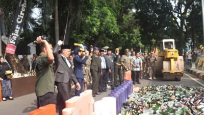 Ribuan Miras di Musnakan, Usai ApelPeringatan Hari Jadi ke-74 Satpol PP dan Hari Jadi ke-62 Satlinmas 13 Ribuan Miras di Musnakan