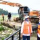 Pemprov Jabar Terjunkan Puluhan Alat Berat Pembersihan Lautan Sampah di Aliran Sungai Citarum 2 Pemprov Jabar Terjunkan Puluhan Alat Berat