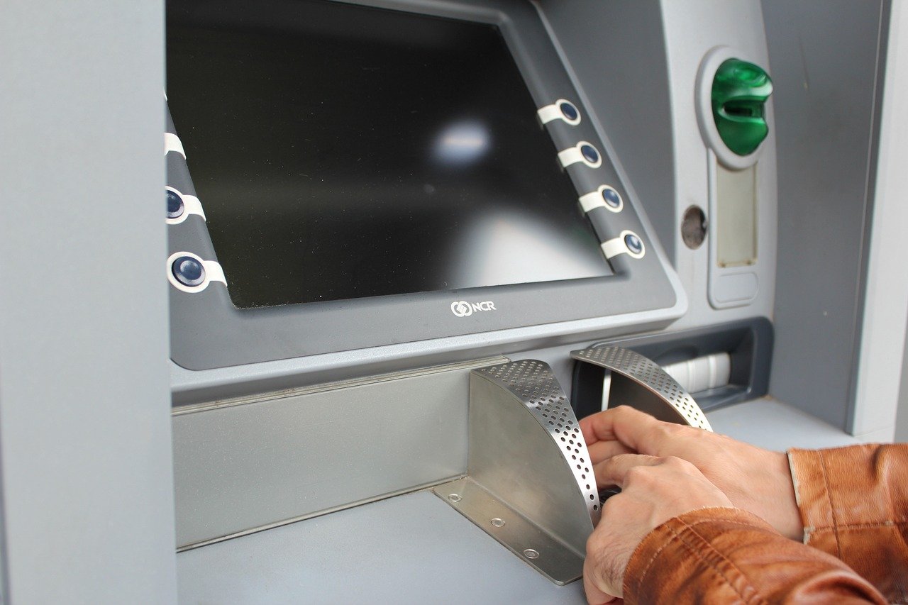 Tarik Tunai BCA Melalui Electronic Data Capture (EDC), Mulai Per Tanggal 5 Juli Akan Dikenakan Tarif 1 Tarik Tunai BCA Melalui Electronic Data Capture